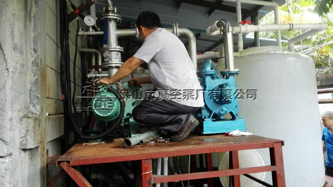 （圖為：佛山市真空泵廠有限公司服務(wù)部 袁工在客戶現(xiàn)場(chǎng)指導(dǎo)“碳化硅鍍膜工藝”真空機(jī)組調(diào)試運(yùn)行、操作）